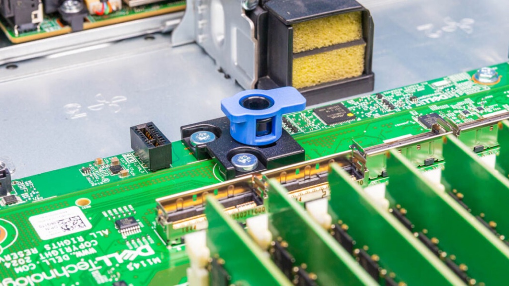 Dell-PowerEdge-R6715-Inside-6-1068x601.jpg