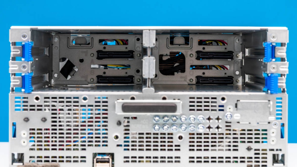 HPE-ProLiant-MicroServer-Gen11-Drive-Bay-Backplane-2.jpg